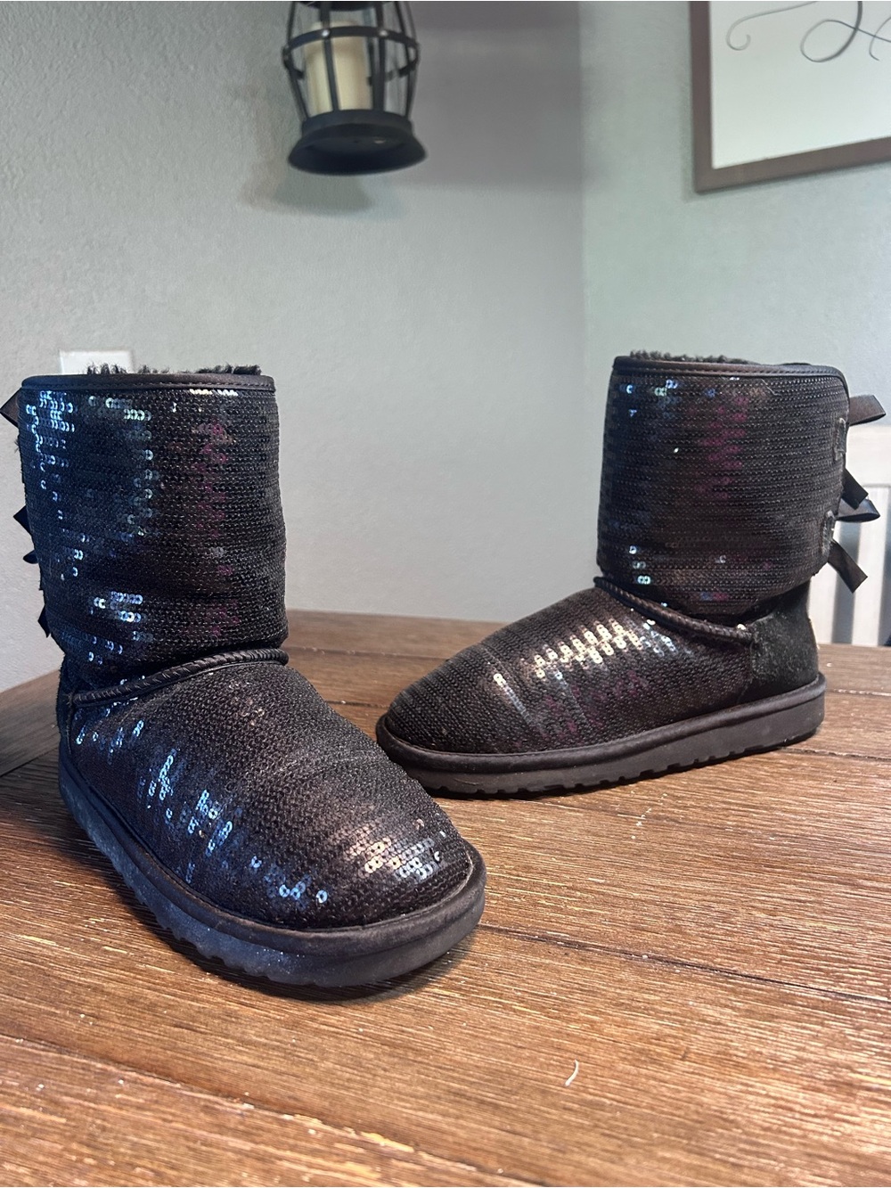 Sequined Bailey Bow Uggs size 6
